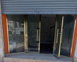 Puerta aluminio local comercial con marco