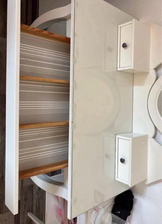 Tocador blanco IKEA con espejo ovalado