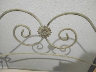 Banqueta forja pie de cama beige