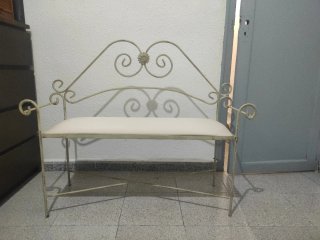 Banqueta forja pie de cama beige