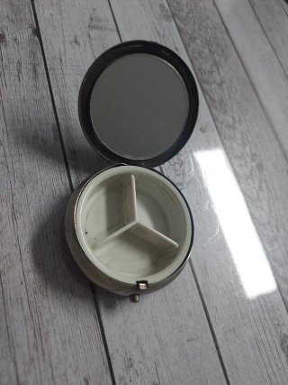 Pastillero vintage metal y cuero Leone