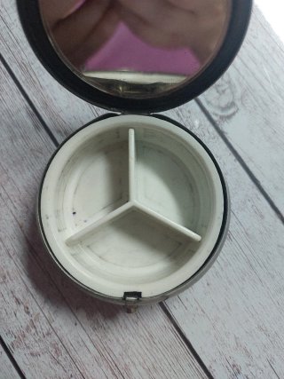 Pastillero vintage metal y cuero Leone