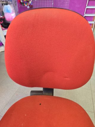 Silla de oficina ergonómica roja
