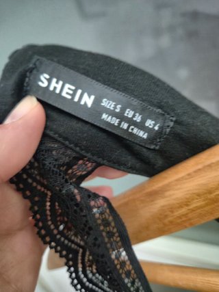 Top SHEIN Negro Encaje