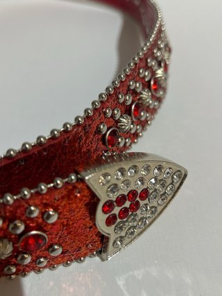 Cinturón rojo brillante con pedrería