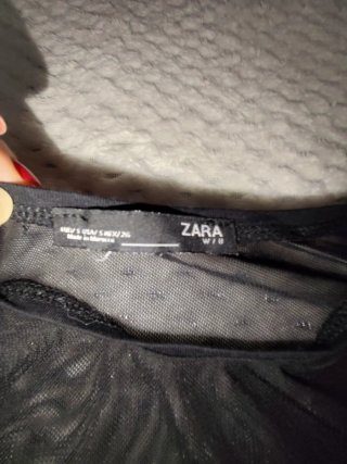 Camiseta negra de malla con plumas