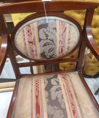 Sillón tapizado madera y tela mide 90cm alto 55 a.