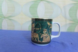Taza de cerámica con diseño egipcio 1942