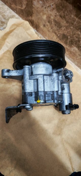 Bomba de dirección asistida A0064664801