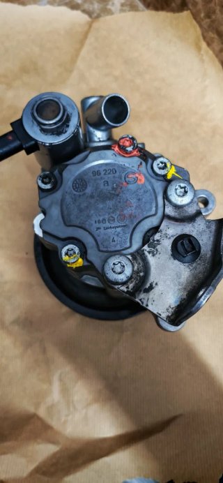 Bomba de dirección asistida A0064664801