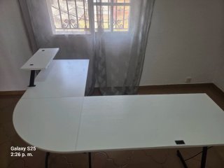 Escritorio blanco de L con estante