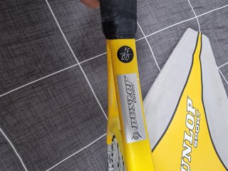 Raqueta de tenis Dunlop con funda