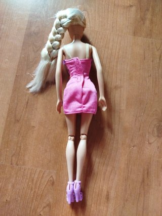 Muñeca Barbie con vestido rosa y zapatos