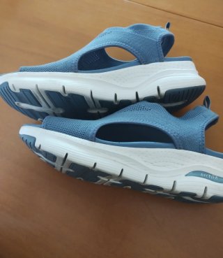 Sandalias Skechers Azul y Blanco