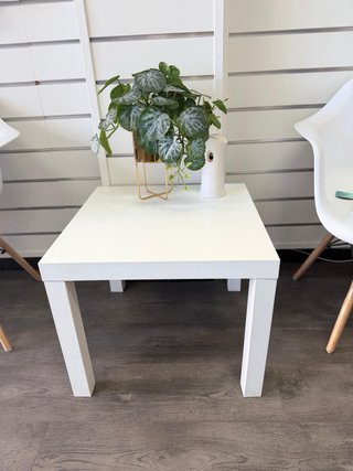 Mesa auxiliar blanca
