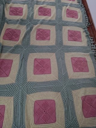 Colcha crochet azul y rosa