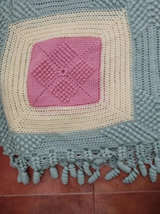 Colcha crochet azul y rosa