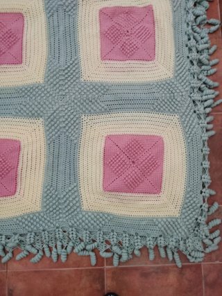 Colcha crochet azul y rosa