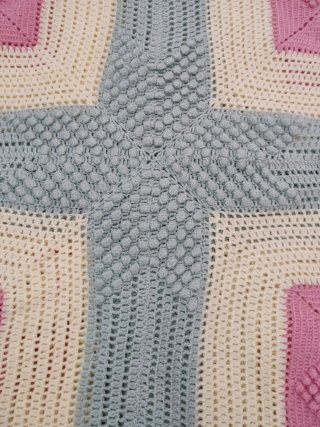 Colcha crochet azul y rosa