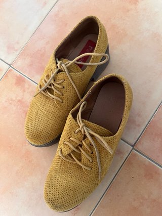 Zapatos mujer de vestir color mostaza