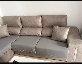 Divano chaise longue grigio con 2 pouf