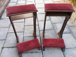 Reclinatorios antiguos de madera y terciopelo