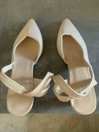 Zapatos de tacón beige para mujer
