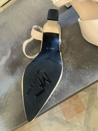 Zapatos de tacón beige para mujer