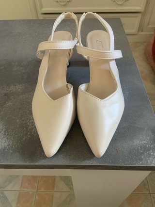 Zapatos de tacón beige para mujer