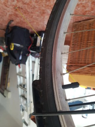 Bicicleta rosa y blanca en buen estado