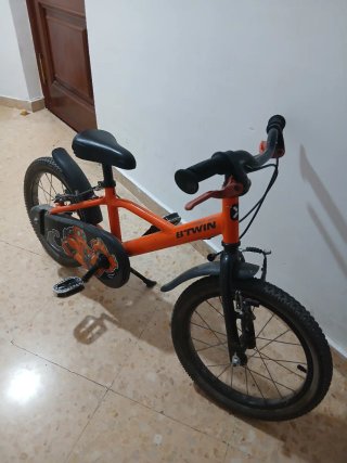 Bicicleta infantil naranja y la otra negra