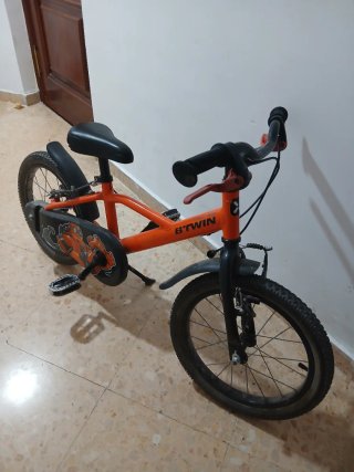 Bicicleta infantil naranja y la otra negra