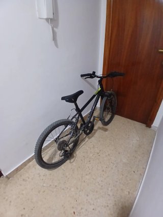 Bicicleta infantil naranja y la otra negra