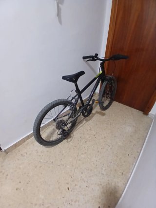 Bicicleta infantil naranja y la otra negra