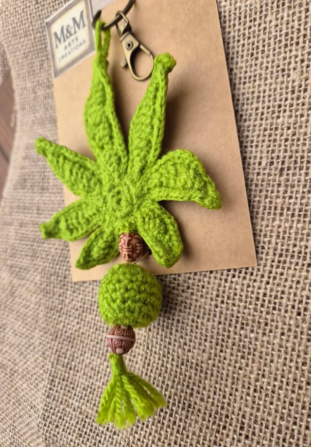 Llavero hoja crochet verde
