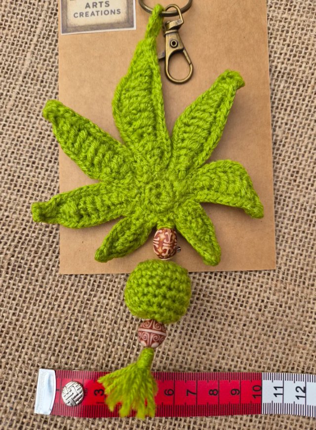 Llavero hoja crochet verde