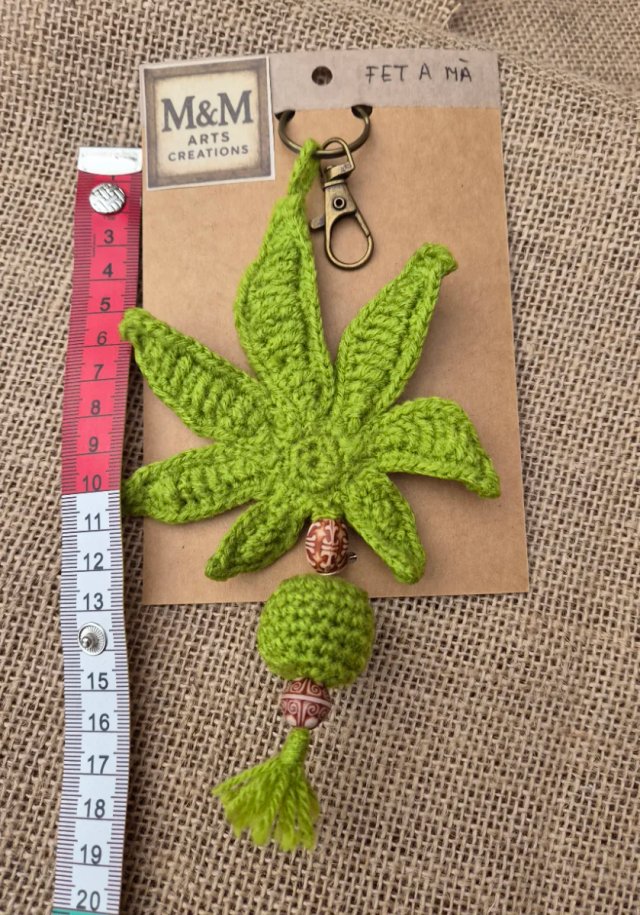 Llavero hoja crochet verde
