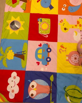 Manta de actividades para bebé con juguetes