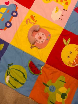 Manta de actividades para bebé con juguetes