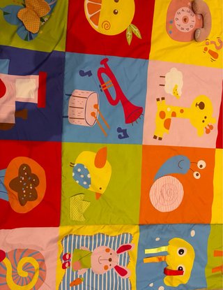 Manta de actividades para bebé con juguetes