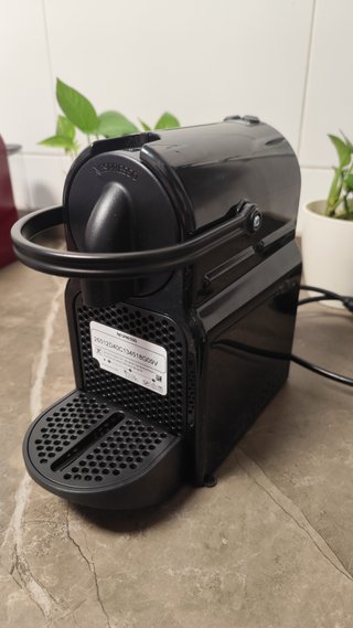 Cafetera Nespresso DeLonghi Inissia Negra