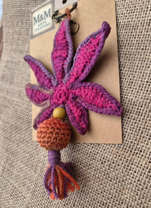 Llavero hoja crochet artesanal