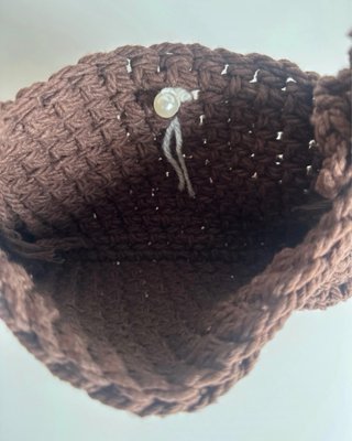 Bolso de mano crochet marrón con perla