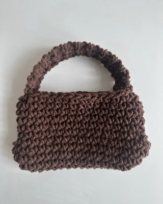 Bolso de mano crochet marrón con perla