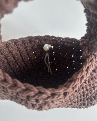 Bolso de mano crochet marrón con perla