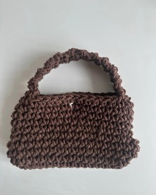 Bolso de mano crochet marrón con perla