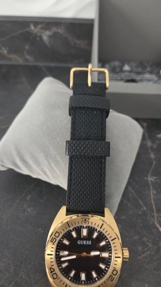 Reloj Guess Dorado y Negro