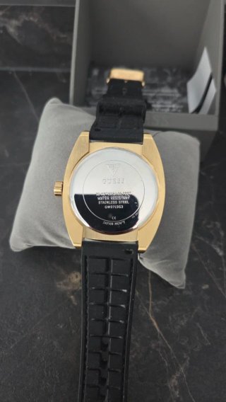 Reloj Guess Dorado y Negro