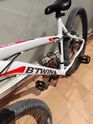 VENDO URGENTE bicicleta rockrider blanca y roja