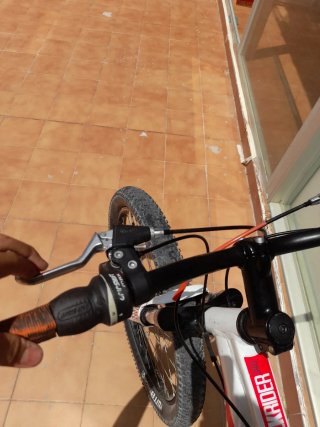 VENDO URGENTE bicicleta rockrider blanca y roja